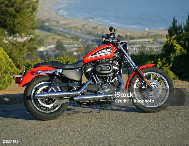 Harley Davidson 883 Con Vista Oceano - Fotografie stock e altre immagini di Ambientazione esterna - Ambientazione esterna, Composizione orizzontale, Fermo