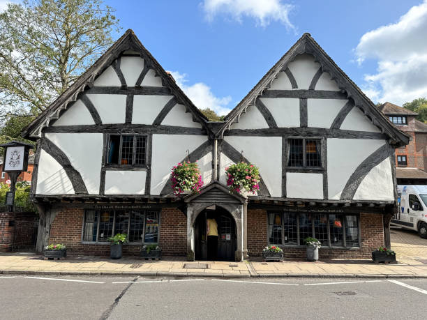 chesil rectory restaurant facade in winchester - house residential structure non urban scene tudor style imagens e fotografias de stock