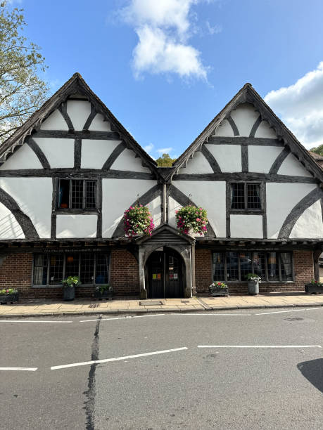 chesil rectory restaurant facade in winchester - house residential structure non urban scene tudor style imagens e fotografias de stock