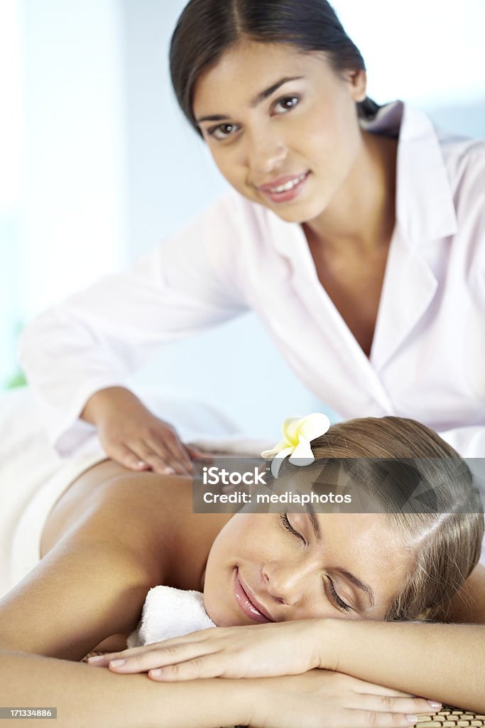 Terapia de masajes - Foto de stock de 20-24 años libre de derechos