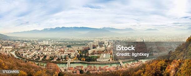 Photo libre de droit de Grenoble Sur La Ville banque d'images et plus d'images libres de droit de Grenoble - Grenoble, Ville - Milieu urbain, Panoramique