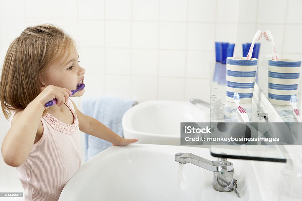 Dziewczyny w łazience szczotkowanie zębów - Zbiór zdjęć royalty-free (2-3 lata)