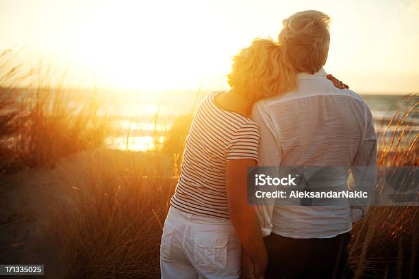 ロマンチック - 年配のカップルのストックフォトや画像を多数ご用意 - 年配のカップル, 日没, 2人