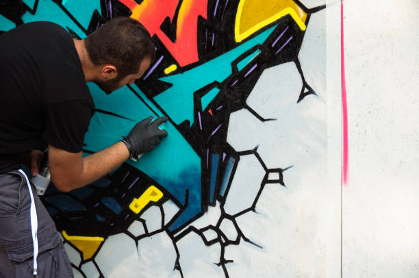 graffiti-künstler arbeiten - straßenmaler stock-fotos und bilder