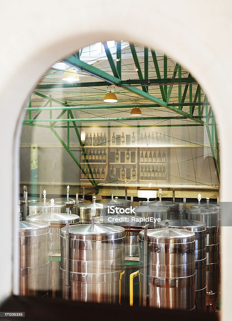 Acier inoxydable fermentation vats et reflété bouteilles de vin au vignoble - Photo de Acier inoxydable libre de droits
