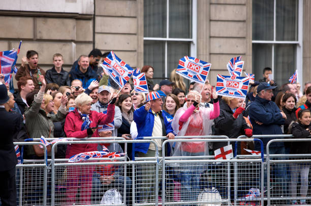 флаг размахивающий лапами толпа на queen's алмазный юбилей государственный процессия - queen jubilee crowd london england стоковые фото и изображения