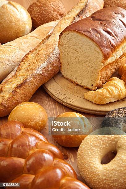 Foto de Pão e mais fotos de stock de Alimento básico - Alimento básico, Artesão, Assado no Forno