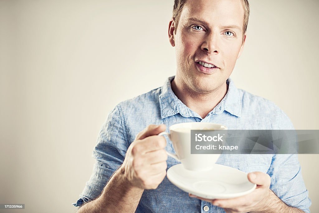 Empresário bonito com uma xícara de café - Foto de stock de 30 Anos royalty-free