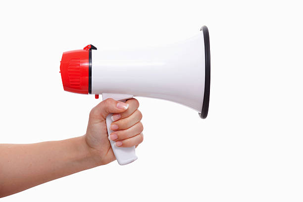 mano de mujer sostiene un megáfono contra whit fondo. - men shouting human hand sound fotografías e imágenes de stock