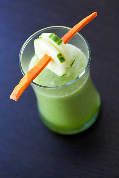 gurke-smoothie - gourmet juice bar juice carrot stock-fotos und bilder