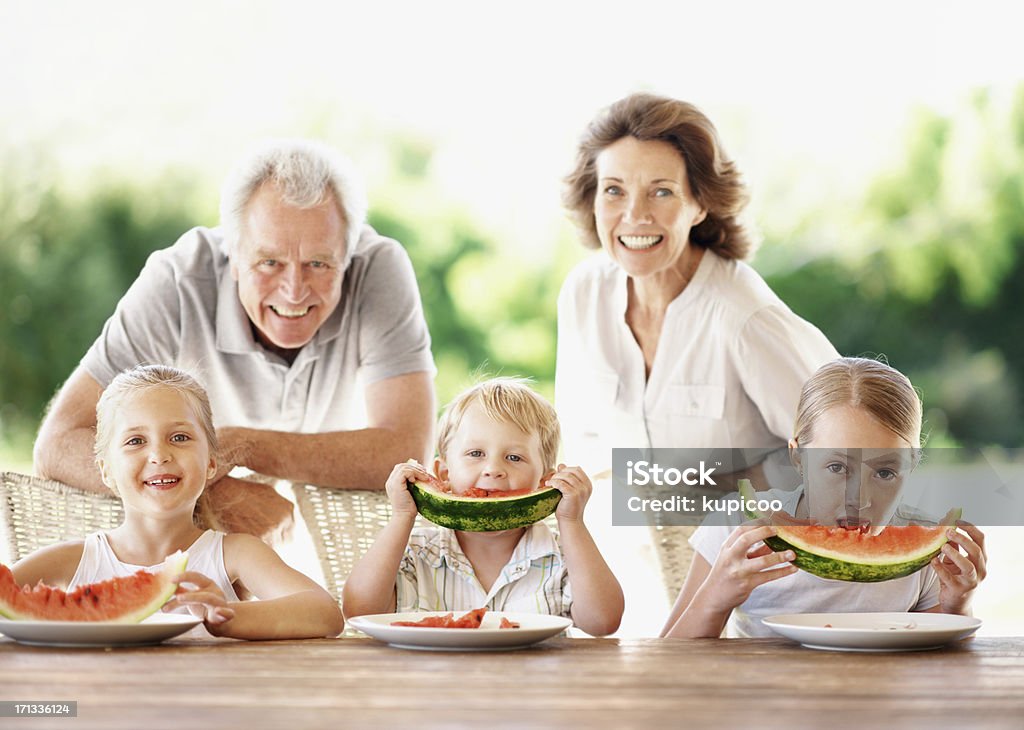 A divertir-se com o grandkids - Royalty-free Adulto Foto de stock