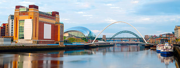 панорамный вид на реку тайн в ньюкасл-апон-тайн - uk river panoramic reflection стоковые фото и изображения