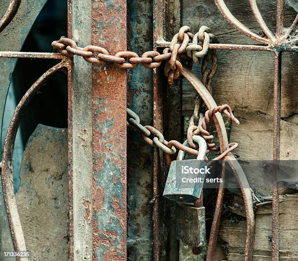 Cadeado Com Corrente - Fotografias de stock e mais imagens de Cerca - Cerca, Fechadura, Sujo