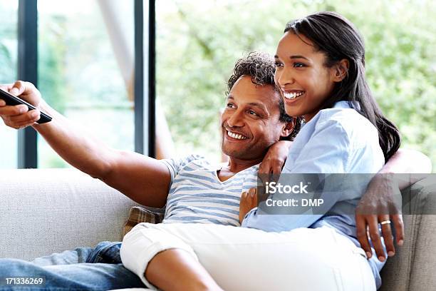 Casal Na Sala A Ver Televisão - Fotografias de stock e mais imagens de Ver Televisão - Ver Televisão, Casal, Televisor