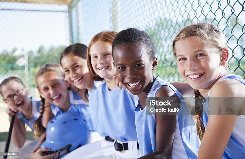 Girls softball-team-Sitzung in Ersatzbank - Lizenzfrei Baseball Stock-Foto