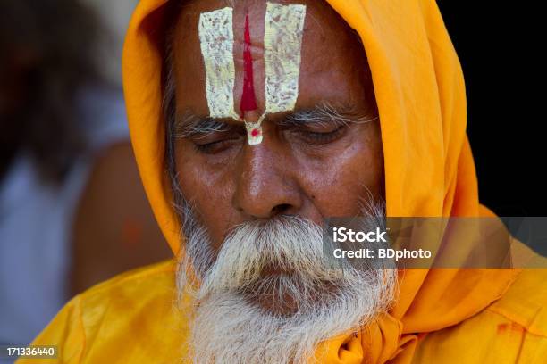 Homem Santo Sadhu Indiano New Delhi India - Fotografias de stock e mais imagens de Adulto - Adulto, Ao Ar Livre, Barba