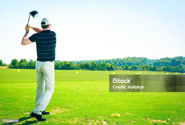 Golf Player Practicar Foto de stock y más banco de imágenes de 40-49 años - 40-49 años, Actividad, Adulto