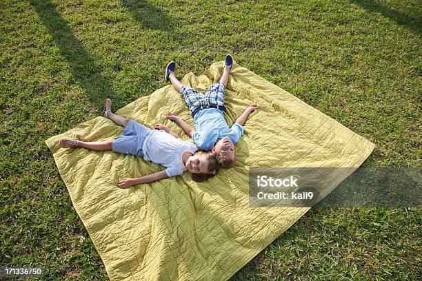 Kinder Haben Spaß Auf Dem Bauch Liegen Picknickdecke Stockfoto und mehr Bilder von Hausgarten