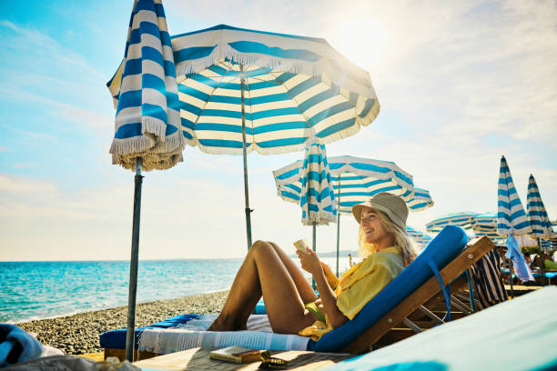 giovane donna adulta che si rilassa in un hotel di lusso in vacanza in costa azzurra, francia. - sea coastline europe tourist foto e immagini stock