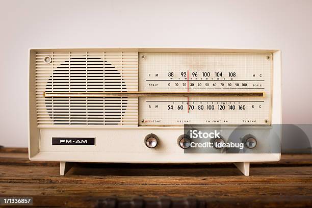 Vintage Color Beige Radio Sentado En Una Mesa De Madera Foto de stock y más banco de imágenes de Radio - Electrónica de audio