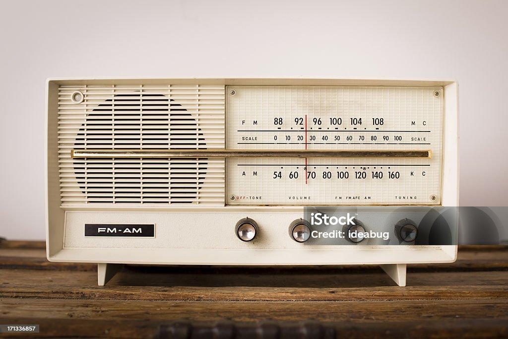 Vintage bege rádio sentado em uma mesa de madeira - Foto de stock de Rádio - Eletrônico de áudio royalty-free