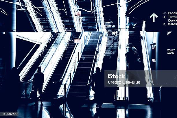 Escada Rolante De Aeroporto - Fotografias de stock e mais imagens de Escadaria - Escadaria, Degraus e Escadas, Hora de Ponta - Assunto