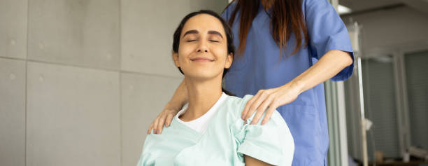 kobieta fizjoterapeutka rasy kaukaskiej rehabilitacja z pacjentem latynoskim. lekarz robi rozciąganie na ciele bólu pacjenta w celu terapii i odzyskiwania opieki zdrowotnej. - alternative therapy body care stretching thailand zdjęcia i obrazy z banku zdjęć