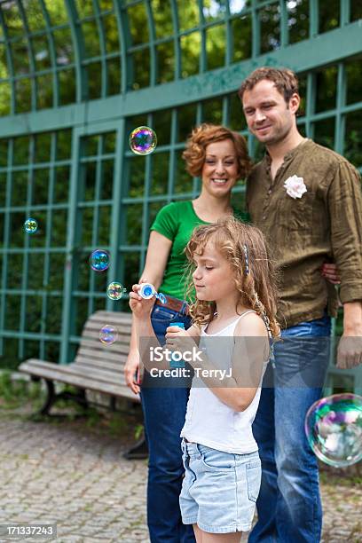 Foto de Bolhas e mais fotos de stock de Família - Família, Berlim, Adulto