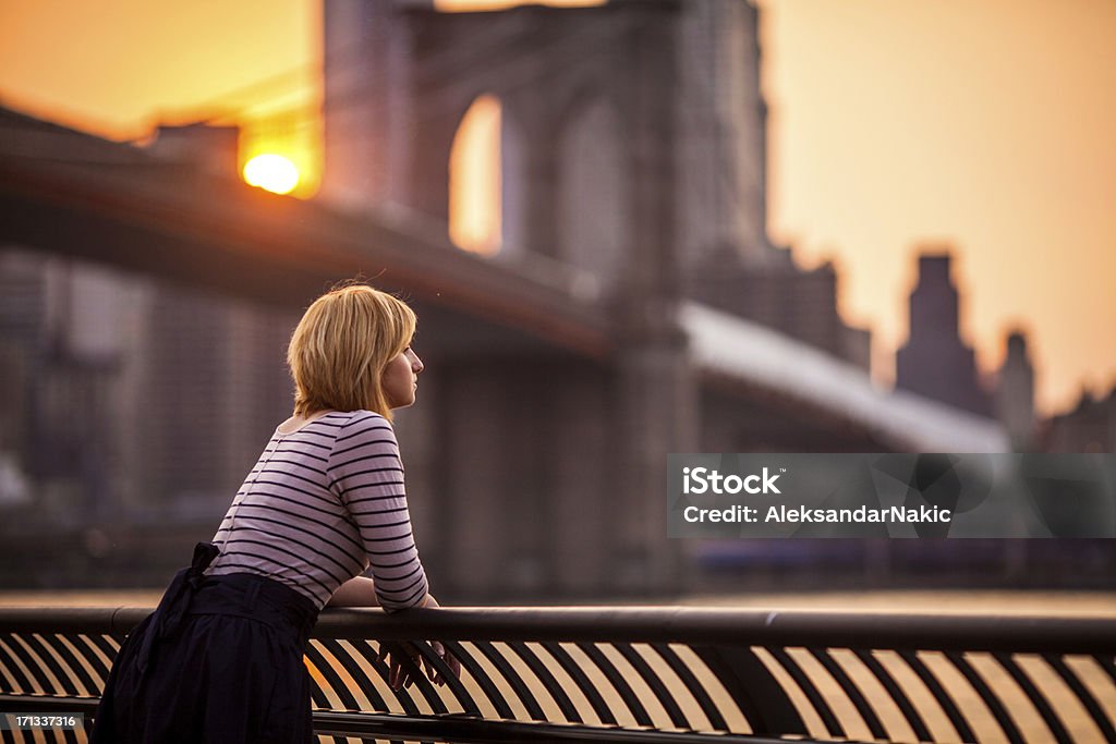 Jovem mulher Olhando para a Cidade de Nova Iorque - Royalty-free Cidade de Nova Iorque Foto de stock