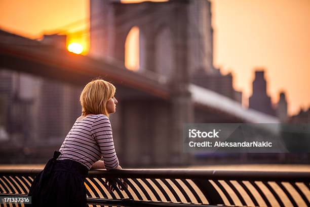 Foto de Jovem Mulher Olhando Na Cidade De Nova York e mais fotos de stock de New York City - New York City, Ponte de Brooklyn, Pôr-do-sol