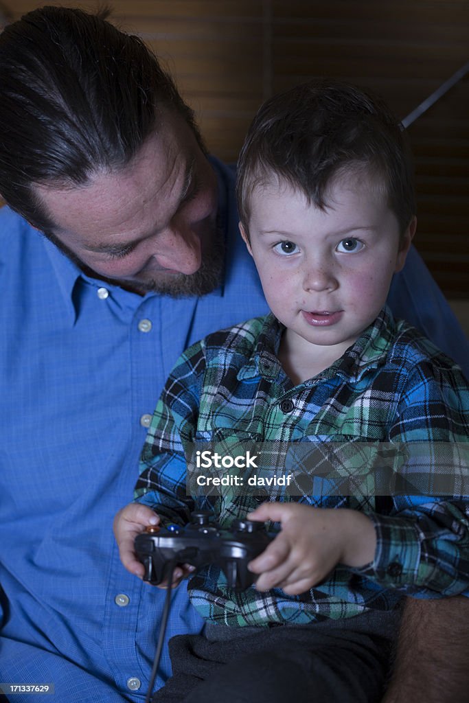 Отец и сын Comupter игры - Стоковые фото Brand Name Video Game роялти-фри