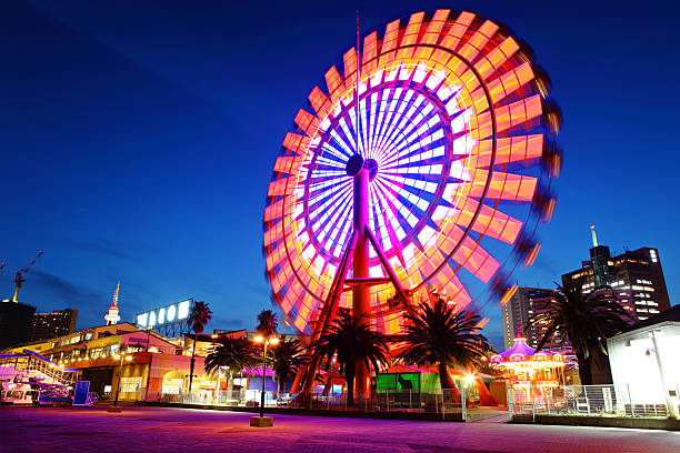 roda-gigante à noite - amusement park imagens e fotografias de stock