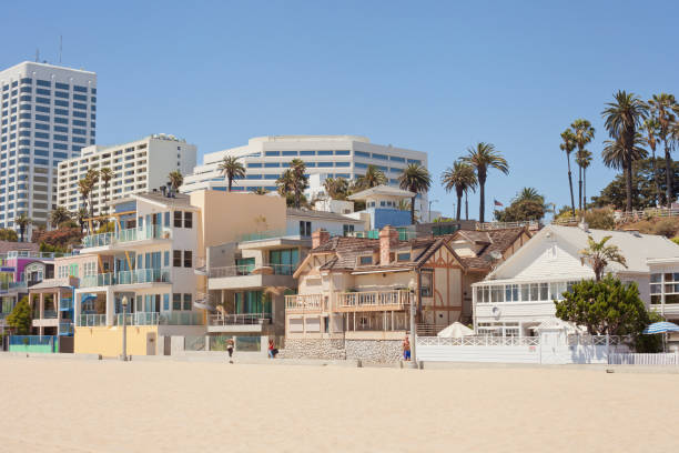 santa monica beach broadwalk und beherbergt - santa monica beach california house stock-fotos und bilder