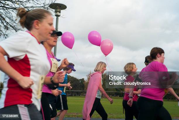 Carcinoma Mammario Corsa - Fotografie stock e altre immagini di Palloncino - Palloncino, Madre, Raccolta di fondi