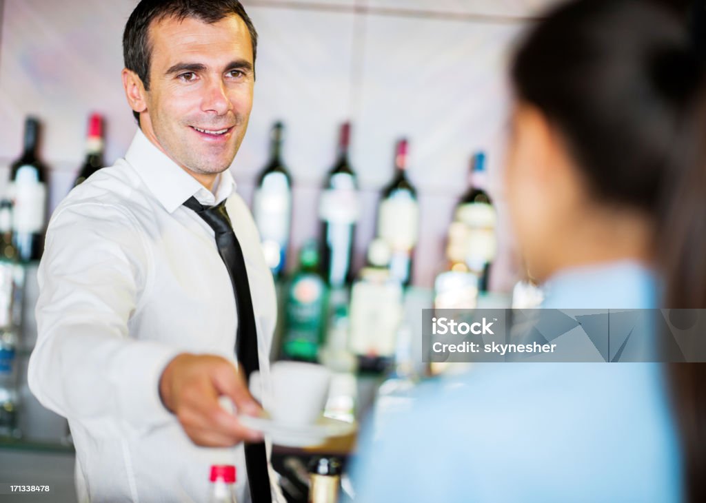 Bartender servindo um café à mulher. - Foto de stock de Adulto royalty-free