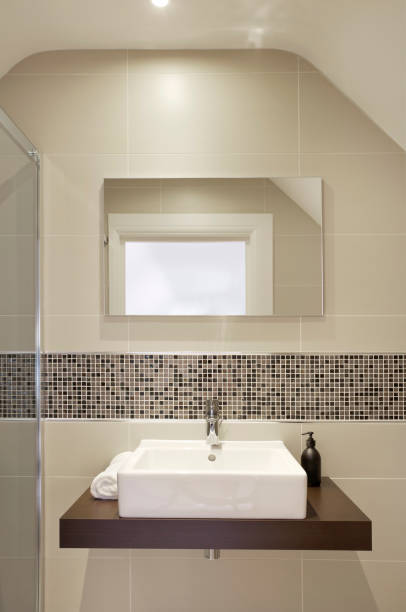 ロフトのバスルームの洗面台 - loft apartment bathroom mosaic tile ストックフォトと画像