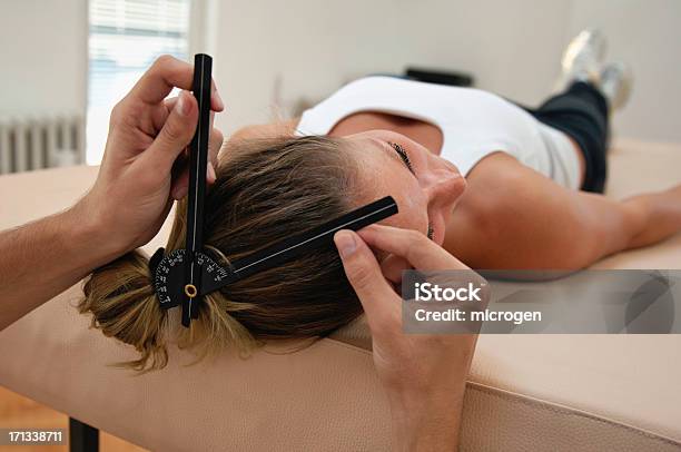 Medición Flexion Cervical Foto de stock y más banco de imágenes de Acostado - Acostado, Adulto, Asistencia sanitaria y medicina