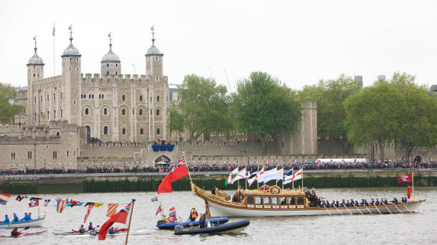 королевский rowbarge gloriana на queen's алмазный юбилей pageant реку - queen jubilee crowd london england стоковые фото и изображения