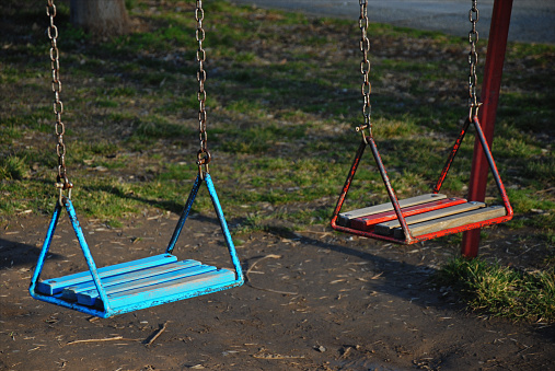 Left and right hanging swing on the beam.