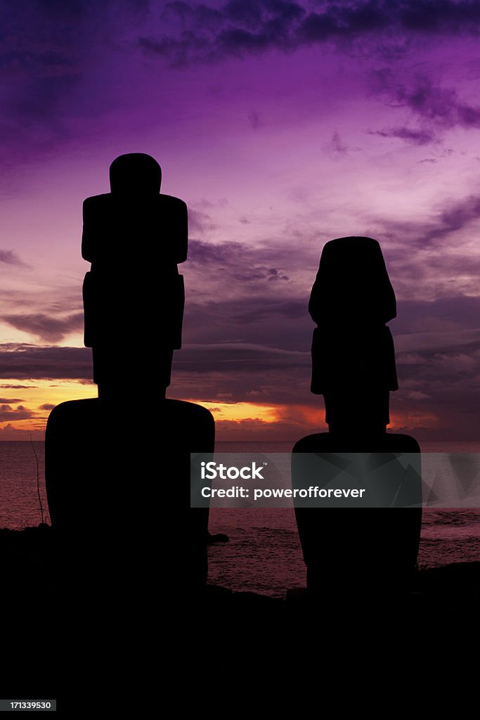 Statues Moaï au coucher du soleil - Photo de Amérique du Sud libre de droits