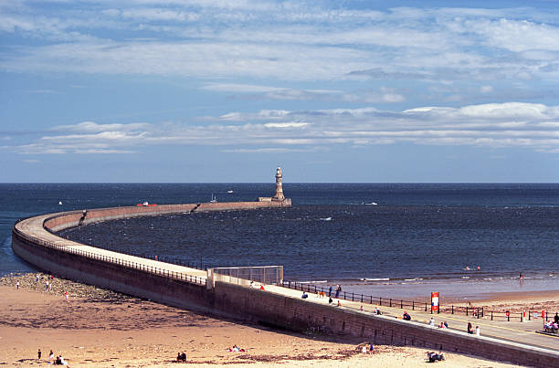 faro di roker e pier - sunderland foto e immagini stock