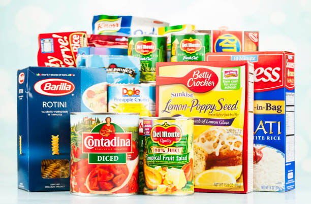американский продуктовый набор для пищи drive - food canned food drive motivation стоковые фото и изображения