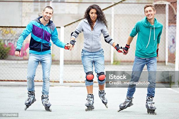 Rollerskating Skaten Freunde Stockfoto und mehr Bilder von Inlineskaten - Inlineskaten, Aktiver Lebensstil, Aktivitäten und Sport