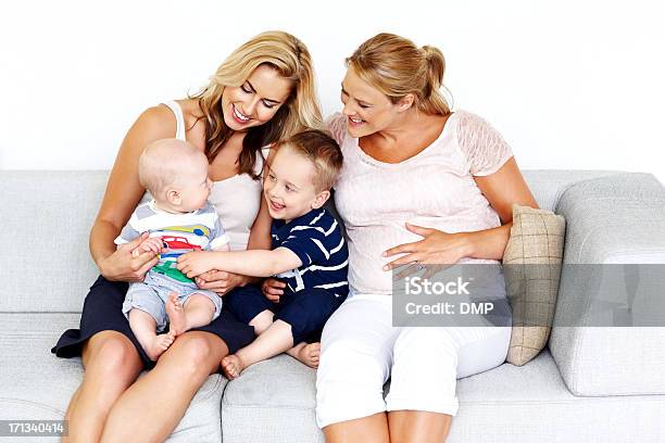 Feliz Familia Divirtiéndose Juntos Foto de stock y más banco de imágenes de Adulto - Adulto, Agarrar, Alegre