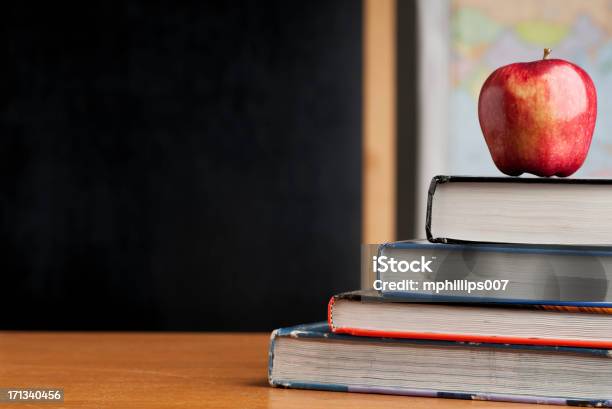 Foto de Volta Às Aulas e mais fotos de stock de Escrivaninha - Escrivaninha, Livro didático, Maçã