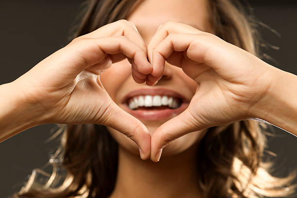 bellissima sorriso - human mouth human teeth indoors young women foto e immagini stock