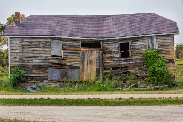 Photo of weathered callapsing bldg full front