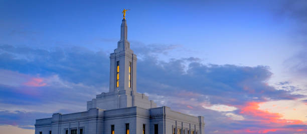 мормонский храм спд в покателло, штат айдахо, с огнями на закате - pocatello стоковые фото и изображения