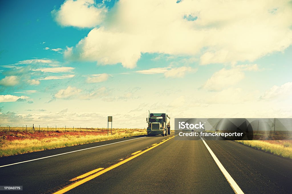 American camion sulla route 66-Stati Uniti - Foto stock royalty-free di Camion articolato