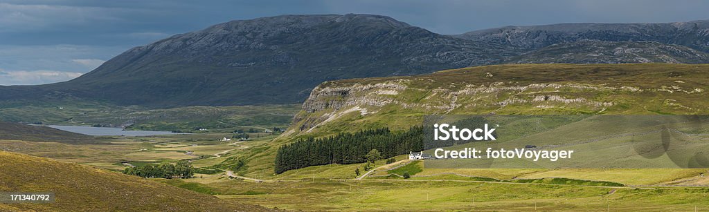 Шотландия Highland Гора glen crofters Коттеджи и Лох-панорама - Стоковые фото Loch Assynt роялти-фри